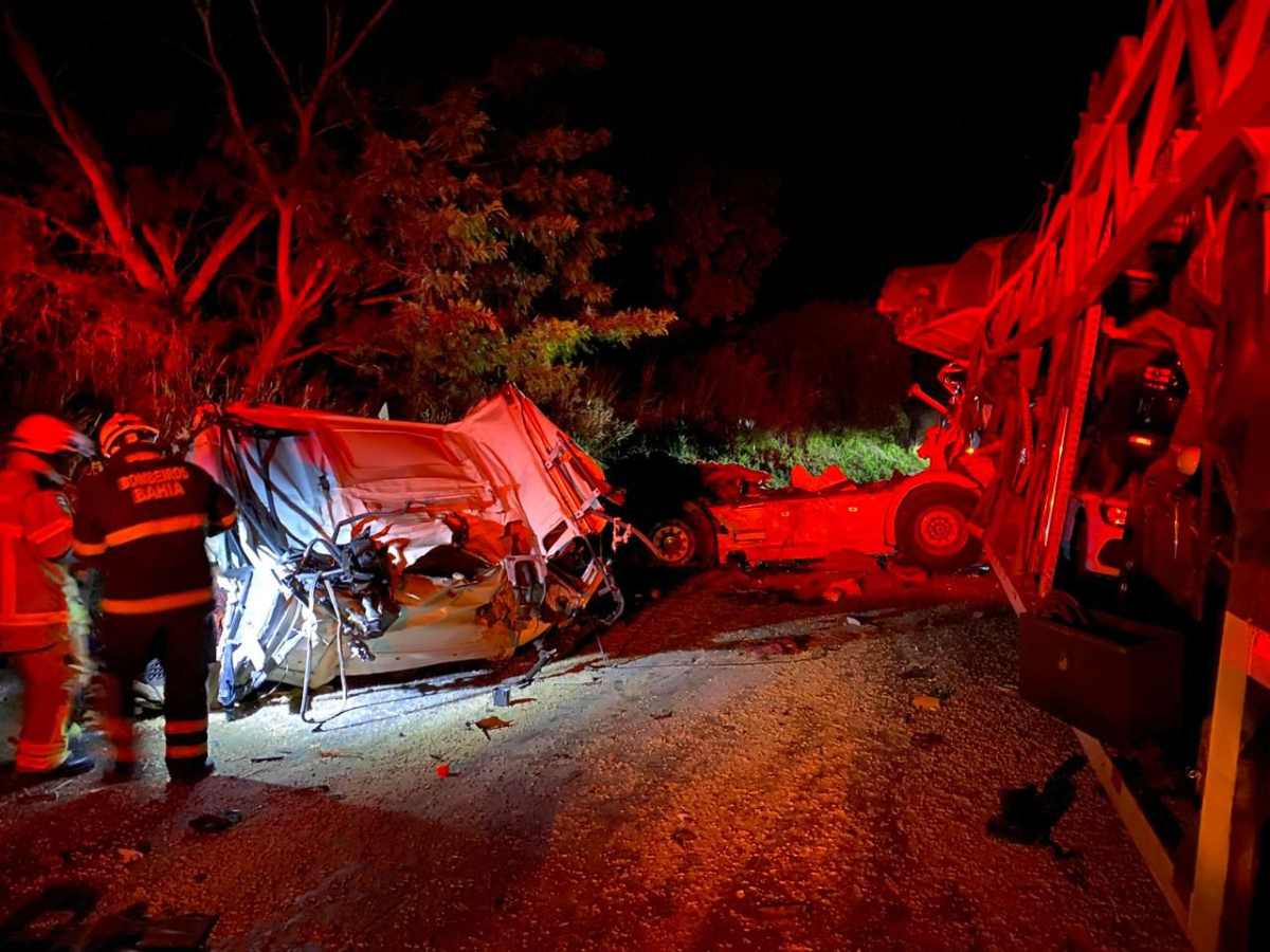 Bombeiros realizam resgate de veículo após acidente fatal na BR-020 na Bahia