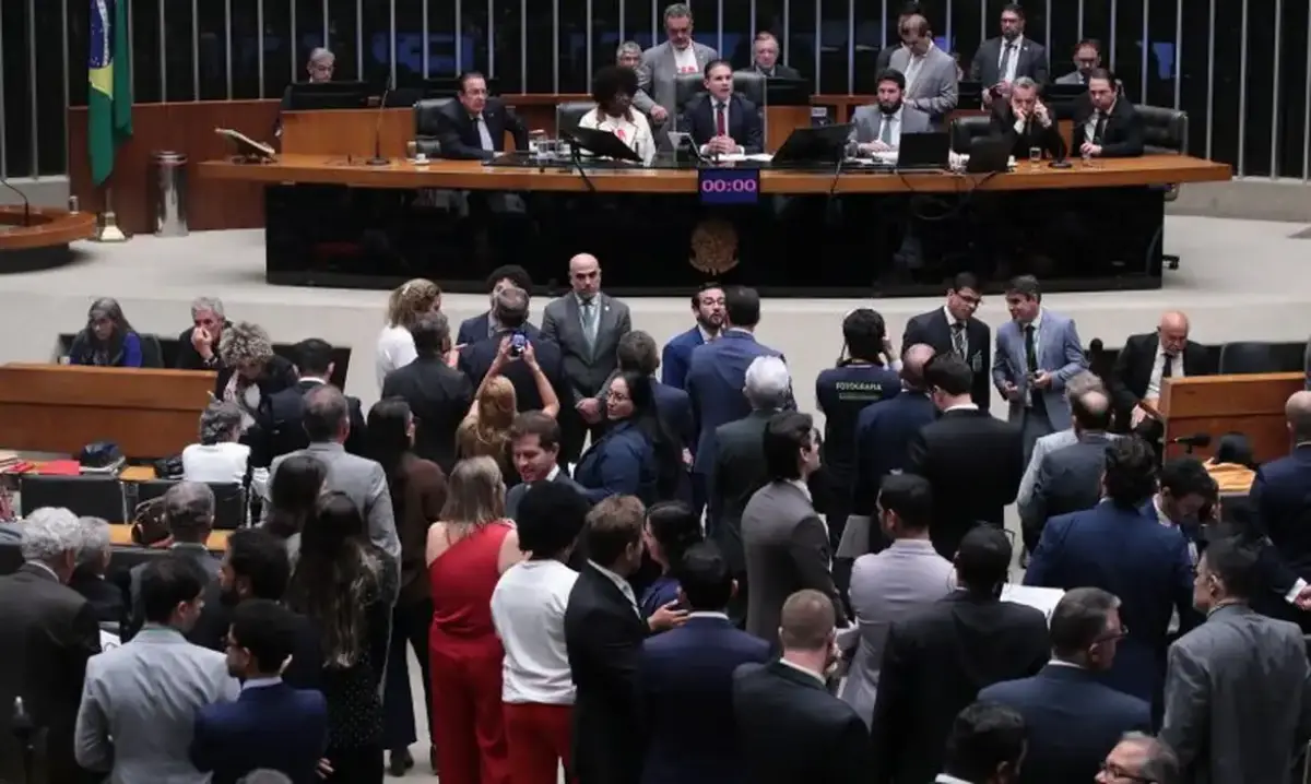 Câmara aprova em primeiro turno PEC sobre fim da escala 6x1