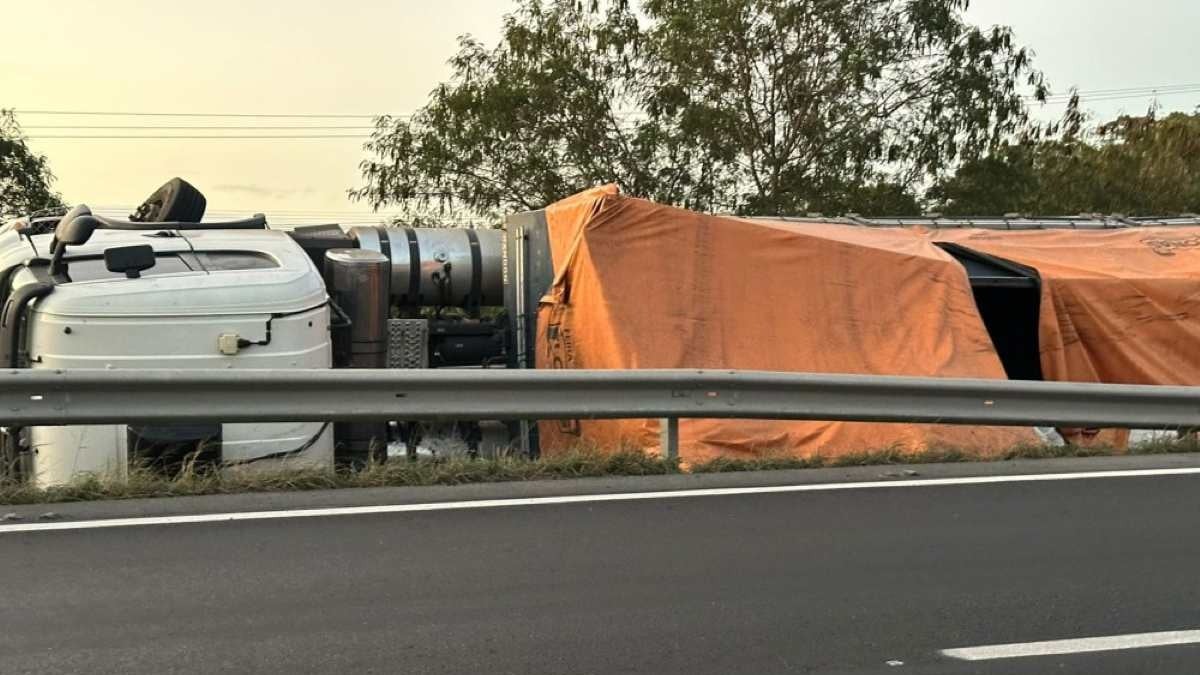Motorista fica ferido após carreta tombar na BR-116