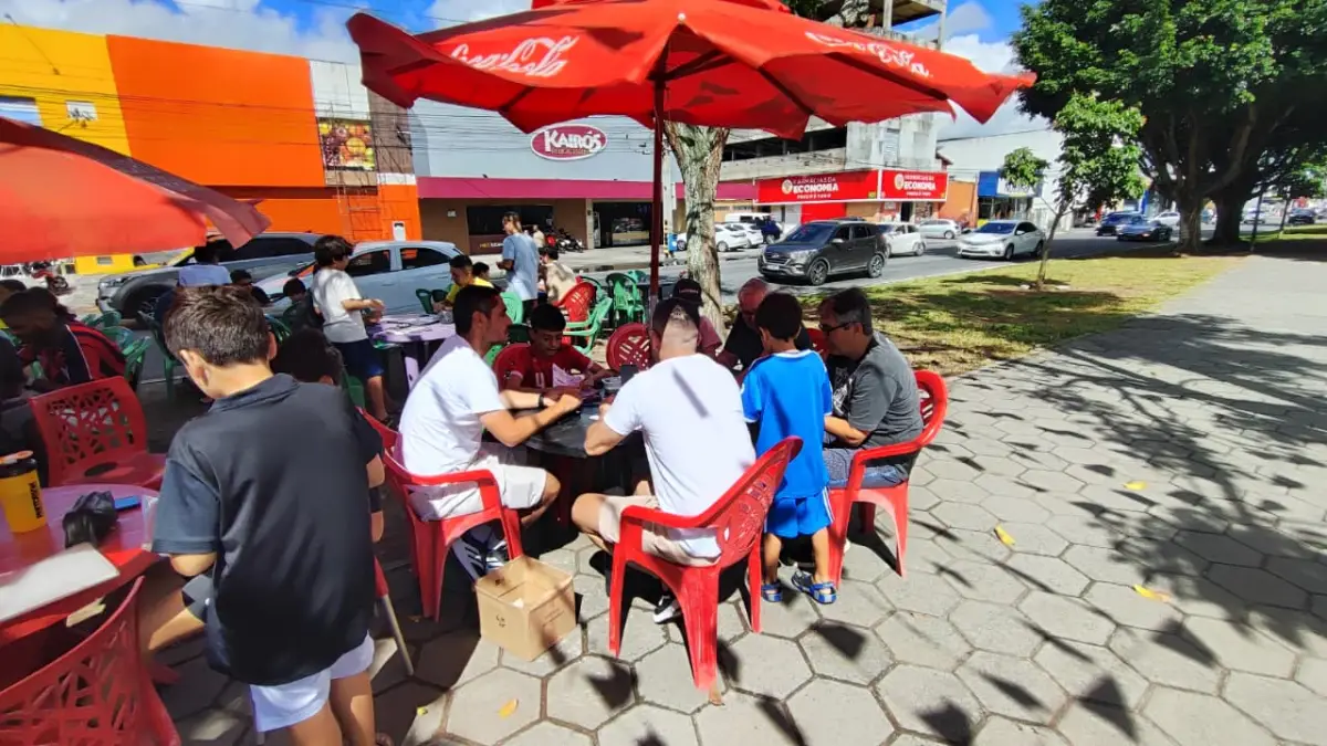 Álbum da Copa volta a virar febre e transforma Feira de Santana em ponto de encontro de gerações às vésperas do Mundial