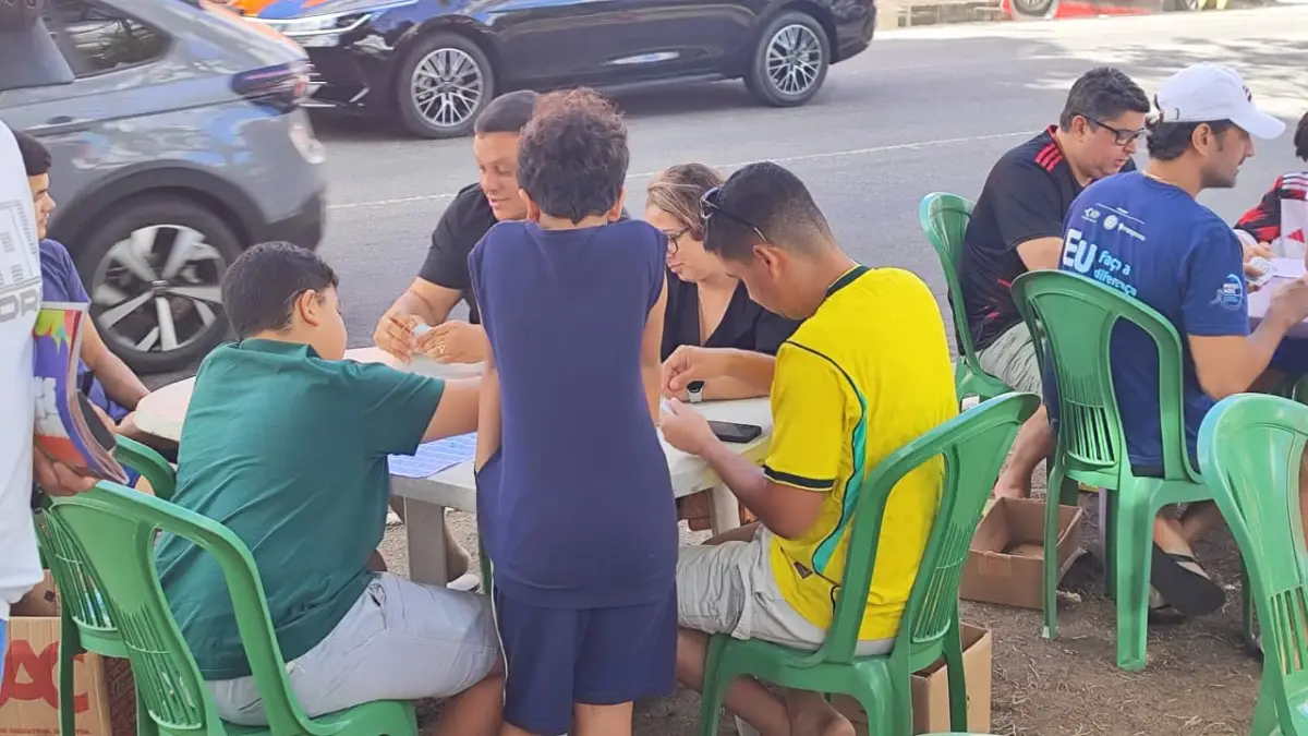 Álbum da Copa volta a virar febre e transforma Feira de Santana em ponto de encontro de gerações às vésperas do Mundial