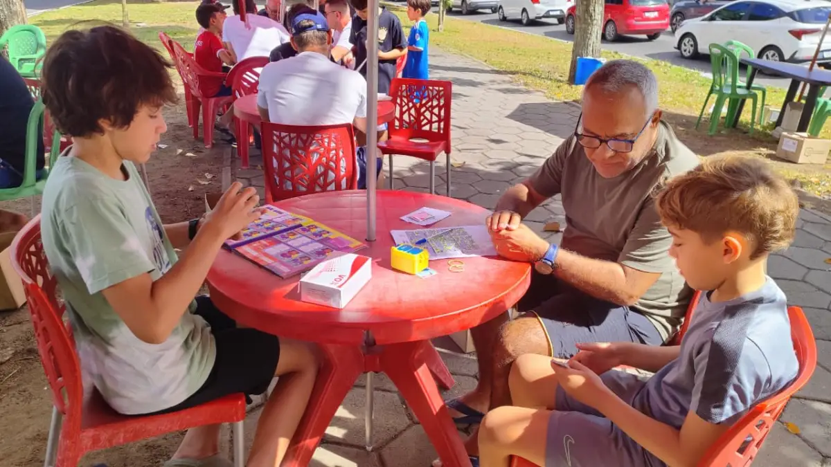 Álbum da Copa volta a virar febre e transforma Feira de Santana em ponto de encontro de gerações às vésperas do Mundial