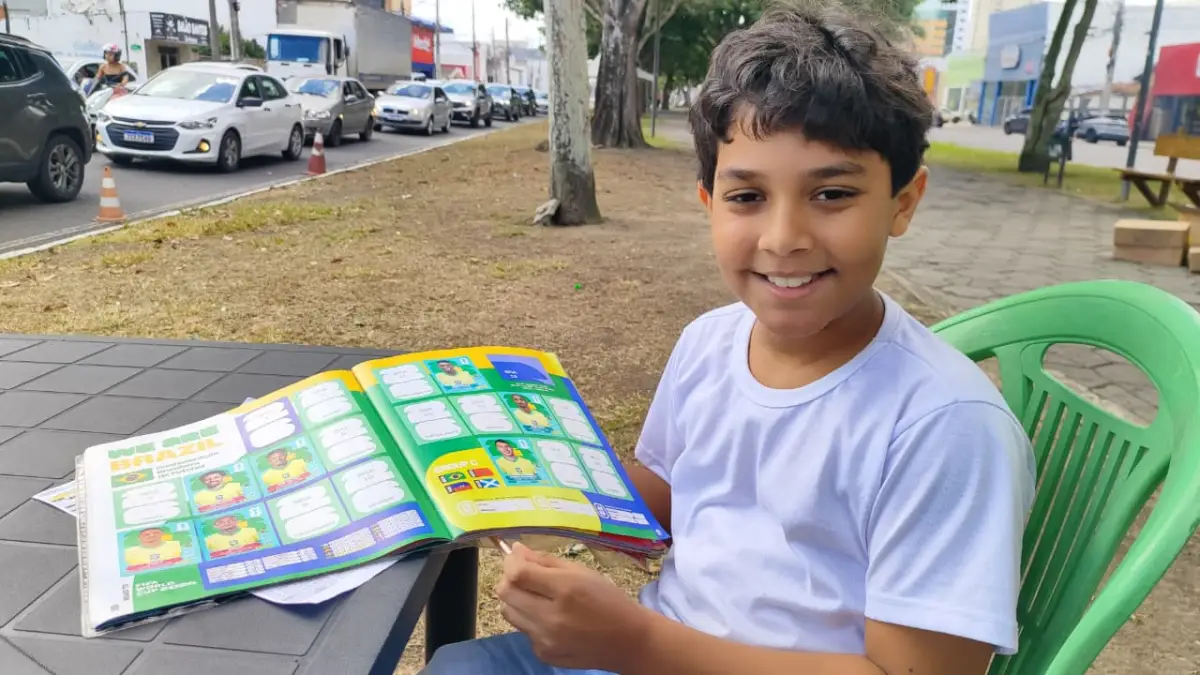 Álbum da Copa volta a virar febre e transforma Feira de Santana em ponto de encontro de gerações às vésperas do Mundial