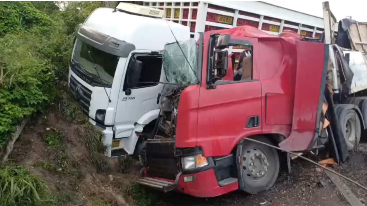 Colisão entre carretas na BR-324