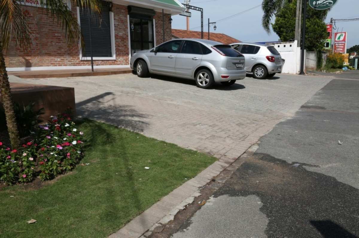 Câmara de Feira de Santana aprova medida contra privatização de vagas em recuos de calçadas
