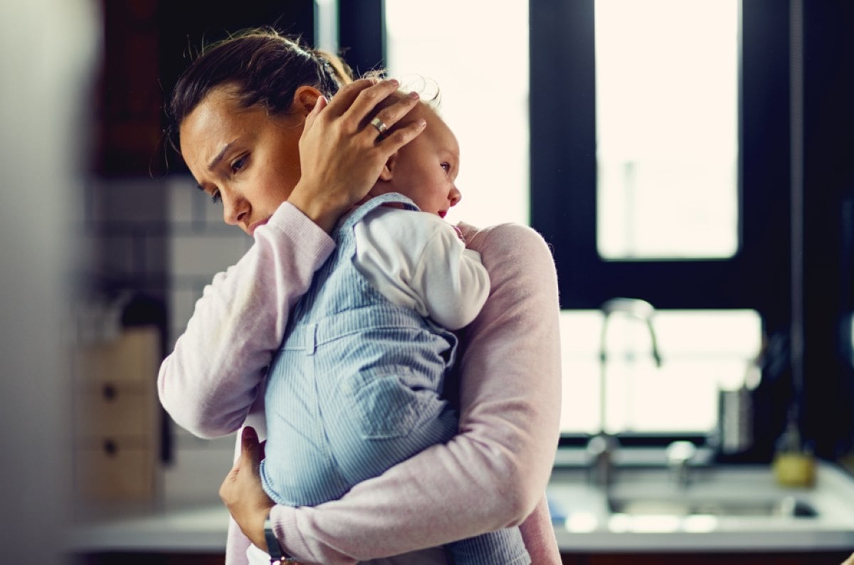 mãe preocupada com o bebê