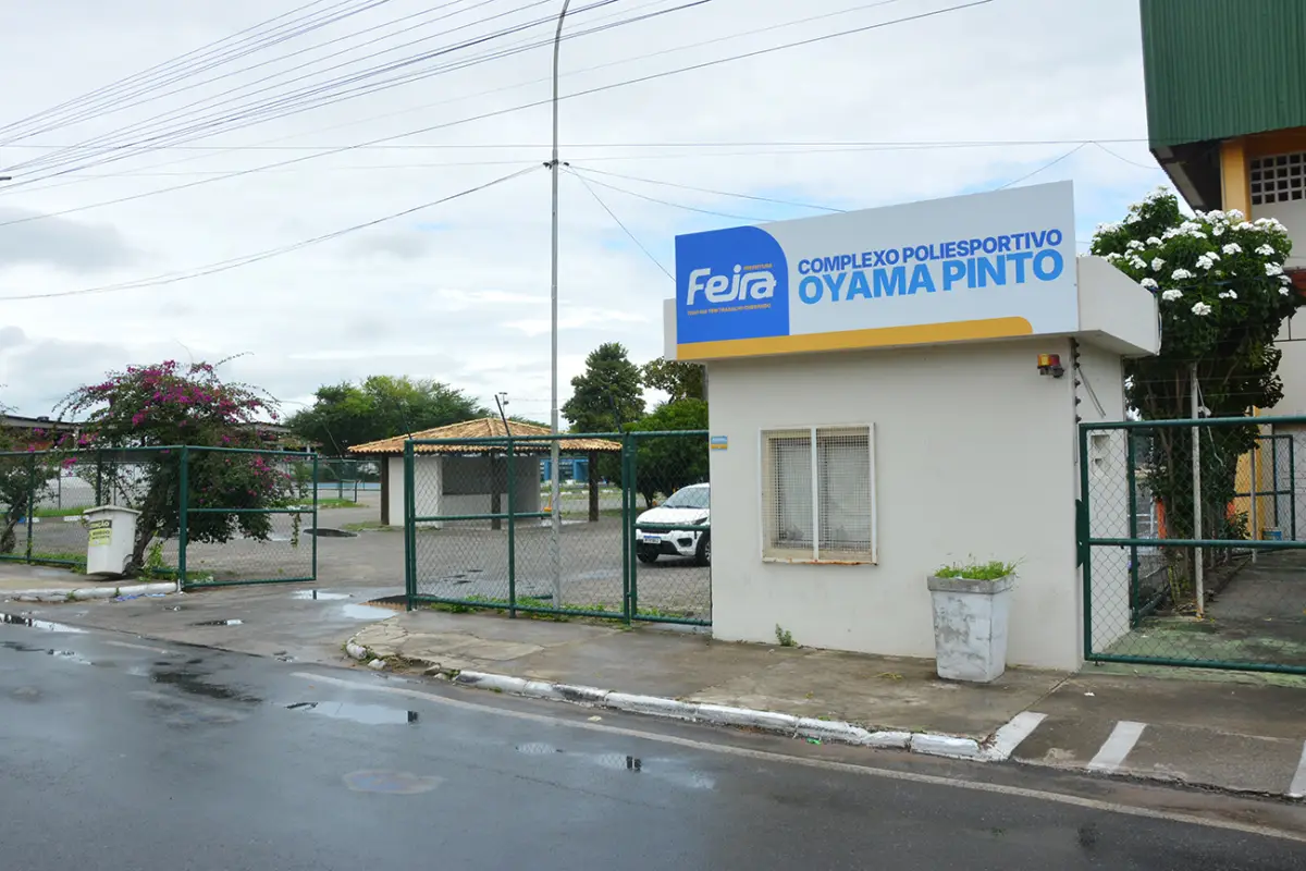 Prefeitura realiza obras em 12 quadras e campos de futebol de Feira de Santana