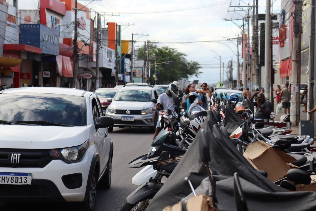moto motocicletas veículos motoristas trânsito Avenida Senhor dos Passos em Feira de Santana zona azul