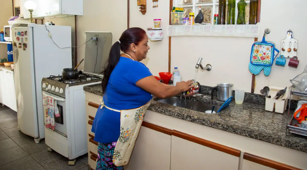 “Mulheres têm escala 7x0”: trabalho de cuidado expõe sobrecarga invisível no Dia do Trabalhador