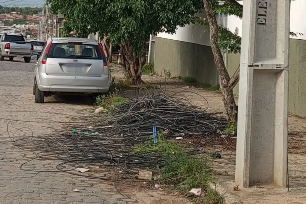 poste e fios caídos