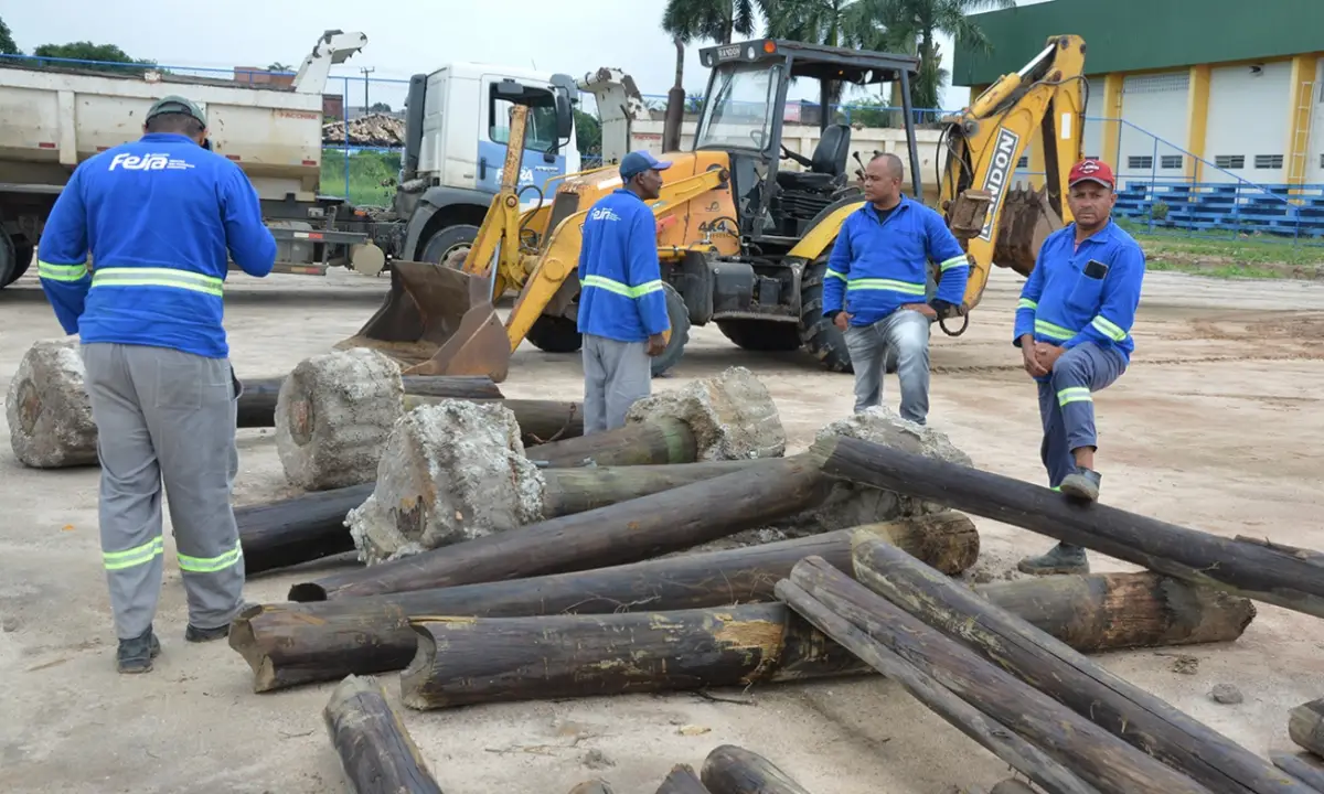 Prefeitura realiza obras em 12 quadras e campos de futebol de Feira de Santana