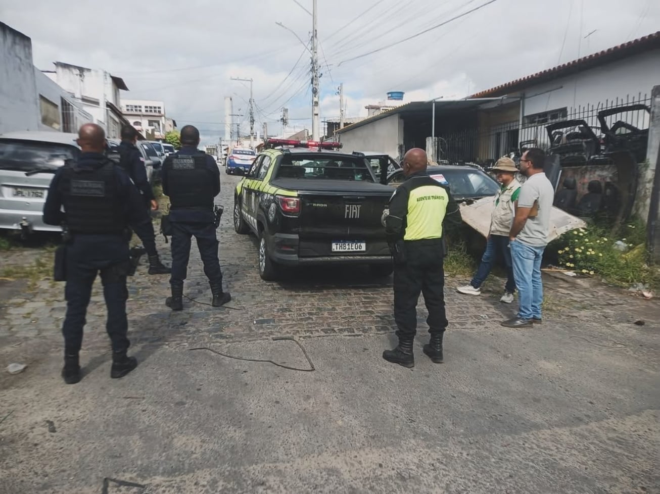 Feira de Santana intensifica remoção de carros abandonados das vias públicas