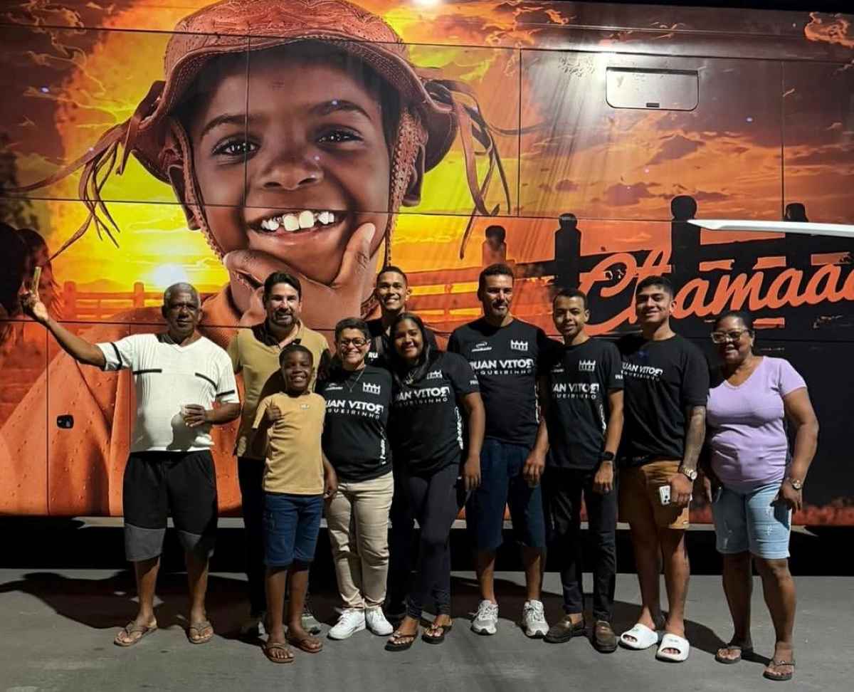 Cantor mirim Ruan Vaqueirinho se emociona ao receber ônibus personalizado para agenda de shows