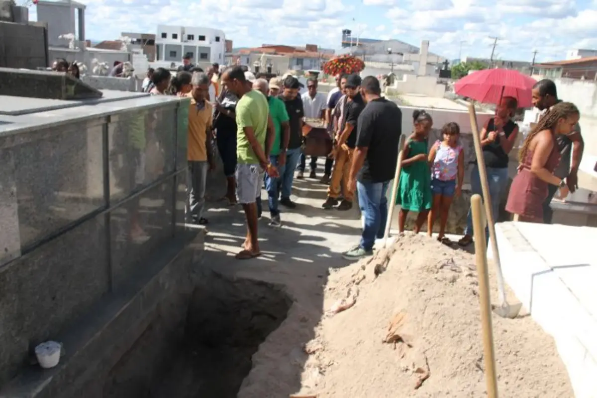 Pedreiro morto em desabamento é enterrado em Conceição do Coité