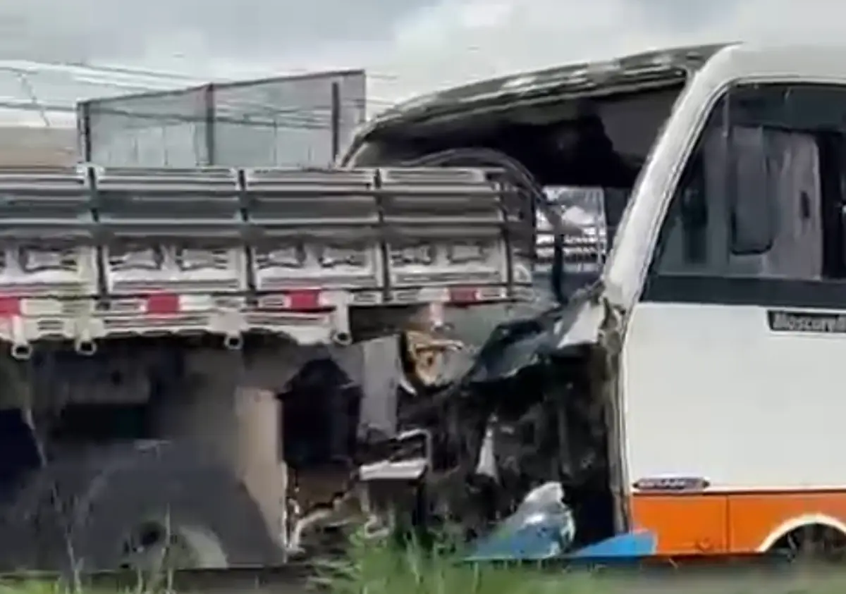 Acidente entre três veículos deixa motorista ferido e trava trânsito na BR-324