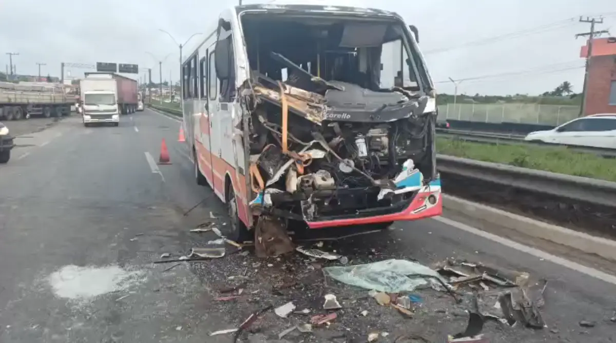 Acidente entre três veículos deixa motorista ferido e trava trânsito na BR-324