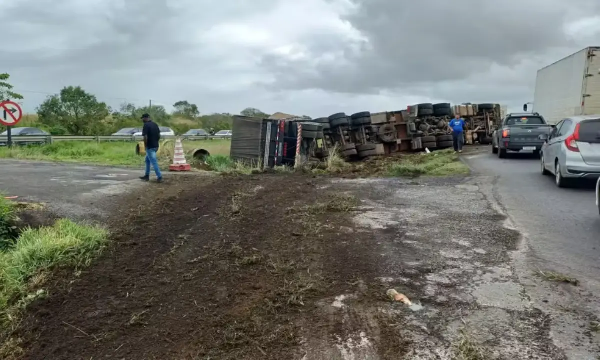 Acidente entre carro e carreta deixa motorista ferido e provoca retenção na BR-324