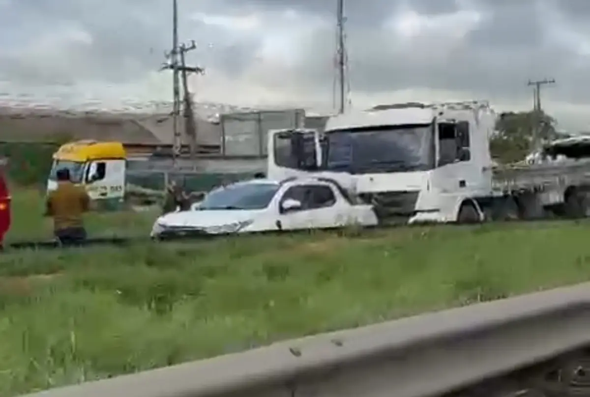 Acidente entre três veículos deixa motorista ferido e trava trânsito na BR-324