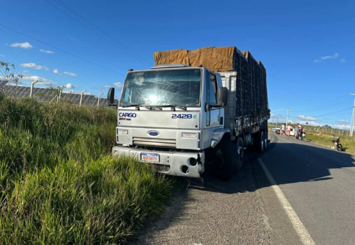 Acidente entre picape e caminhão deixa motorista ferido na BR-420