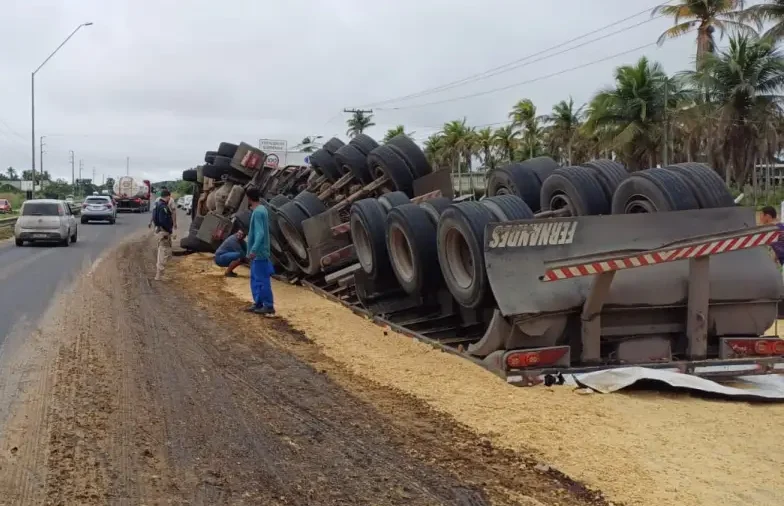 Após série de acidentes graves, carreta de soja tomba em trecho crítico da BR-324
