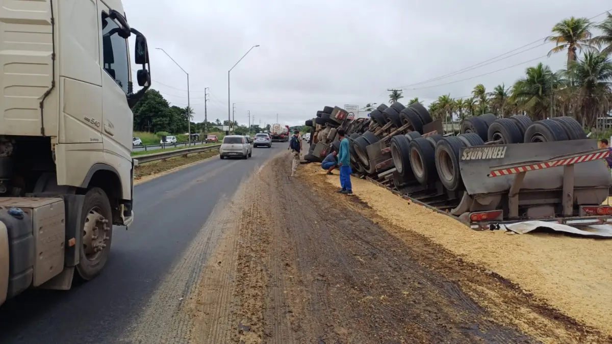 Após série de acidentes graves, carreta de soja tomba em trecho crítico da BR-324