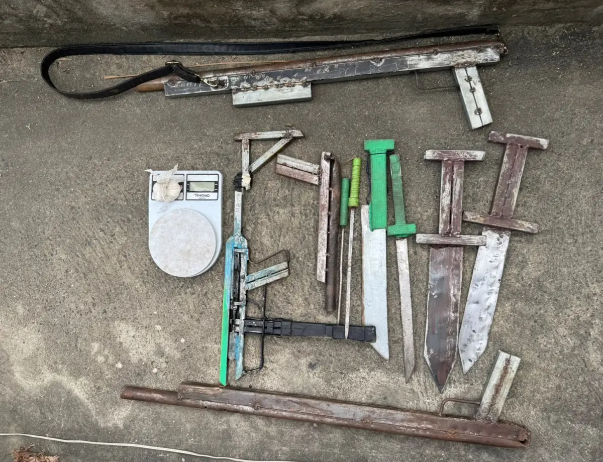 Foragido da Justiça é localizado em Feira de Santana com armas artesanais e cocaína