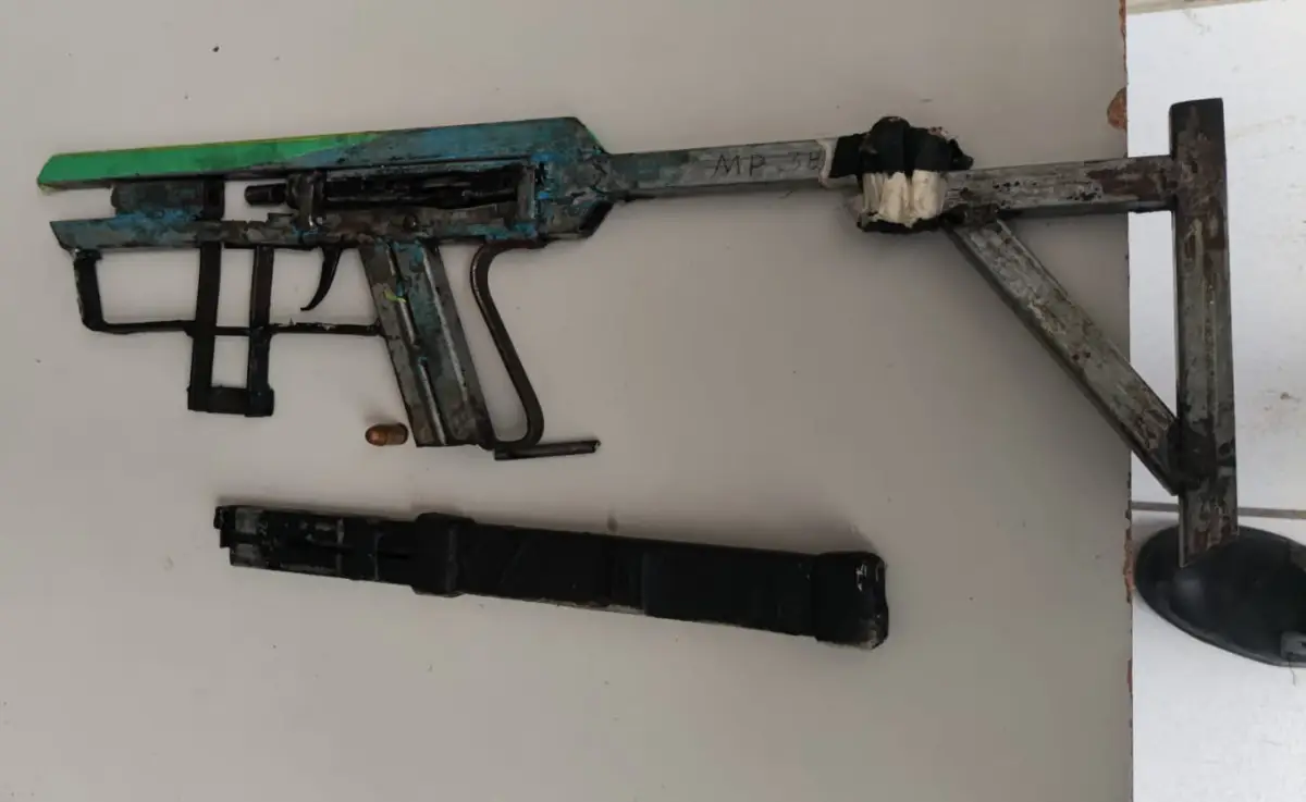 Foragido da Justiça é localizado em Feira de Santana com armas artesanais e cocaína