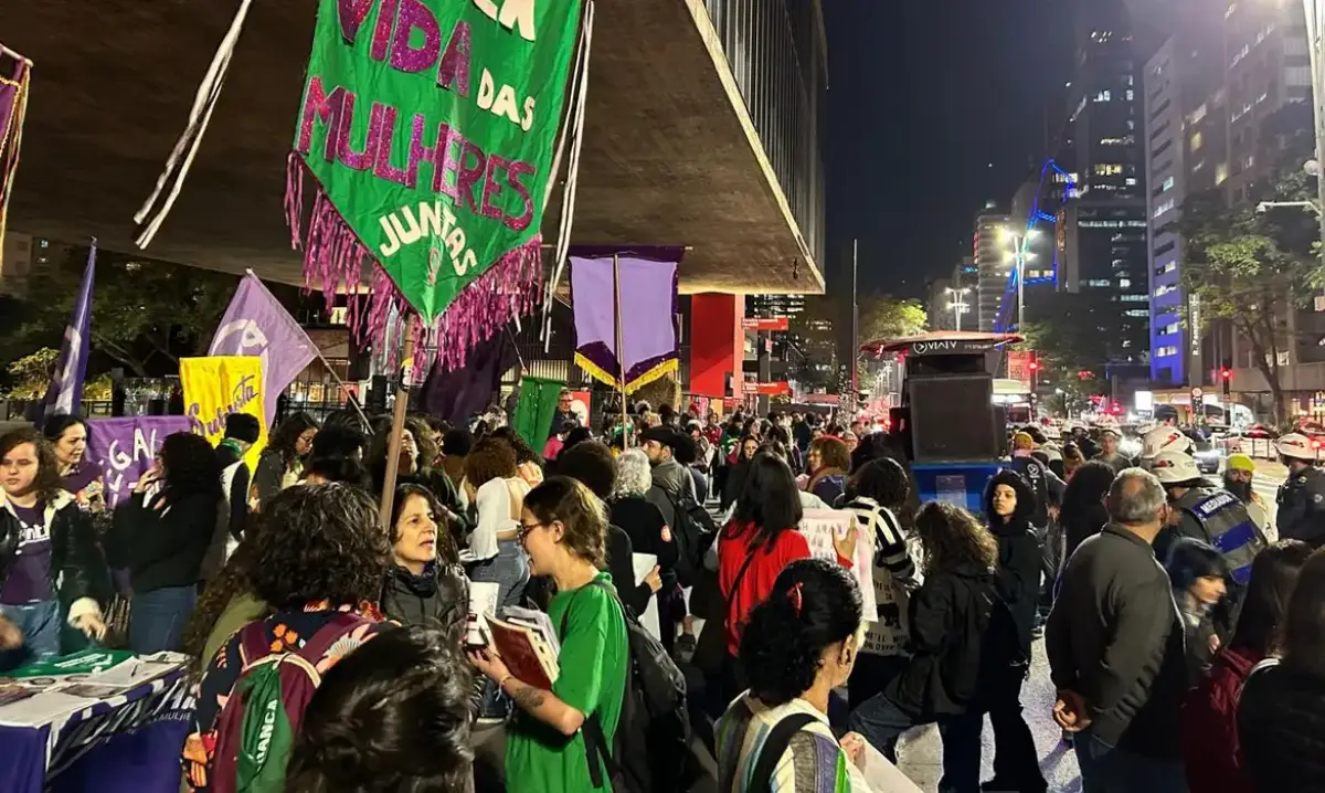 Manifestantes vão às ruas contra medida que dificulta aborto legal para vítimas de estupro