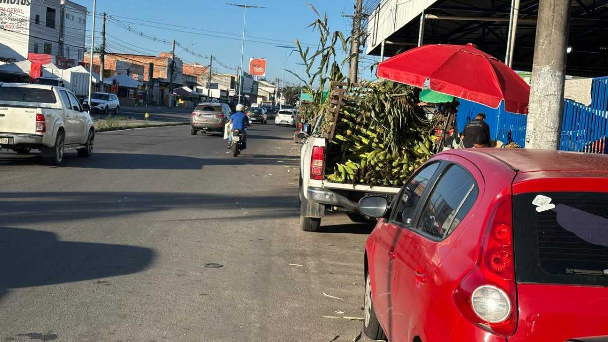 Comerciantes da Feirinha da Estação Nova relatam prejuízos com vendas no estacionamento