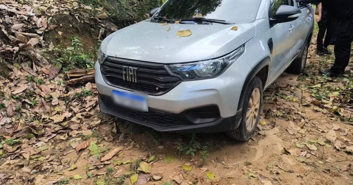 Corpo de homem é encontrado dentro de carro abandonado em estrada de terra