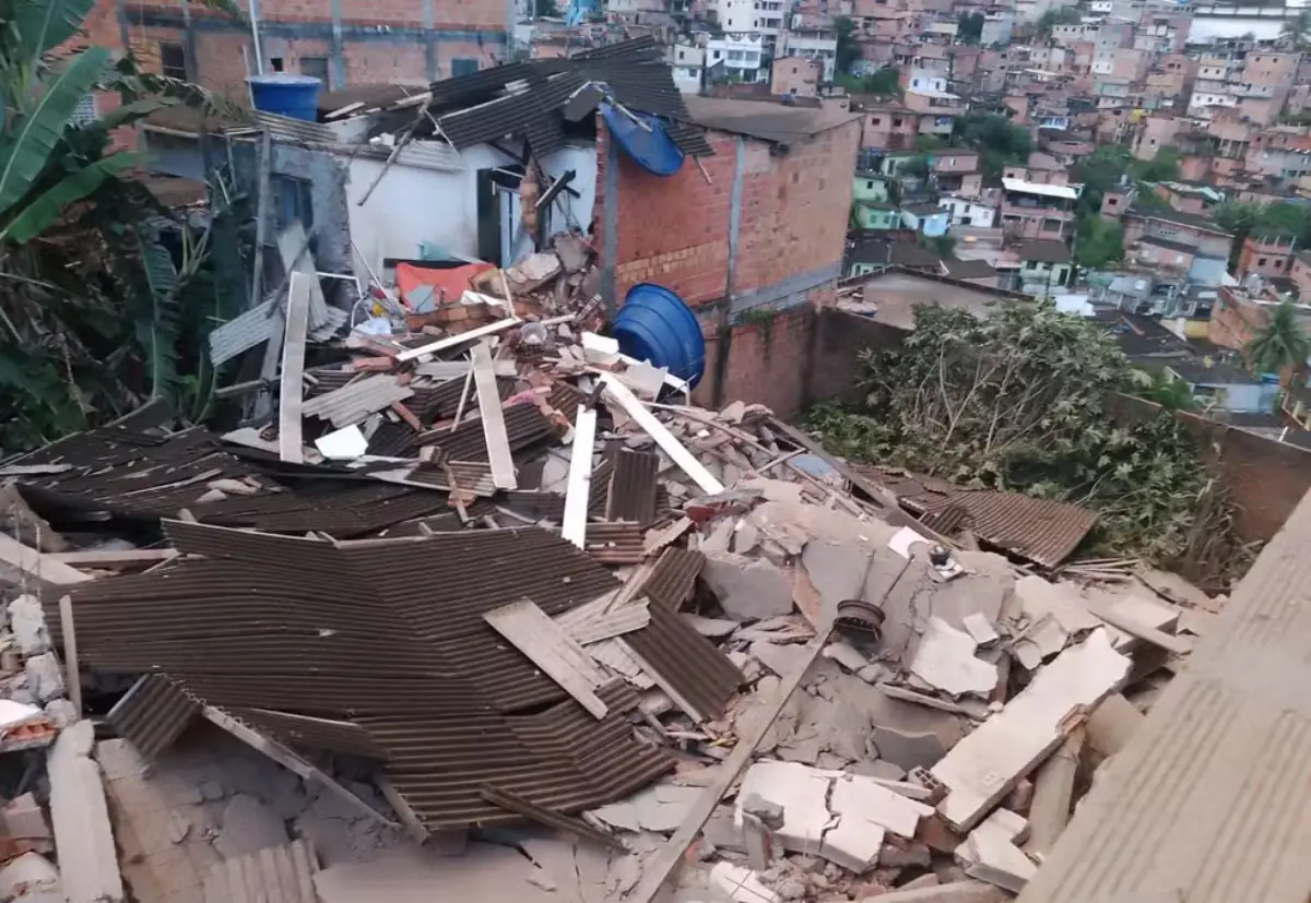 Criança de 9 anos fica soterrada após desabamento de casa em Salvador
