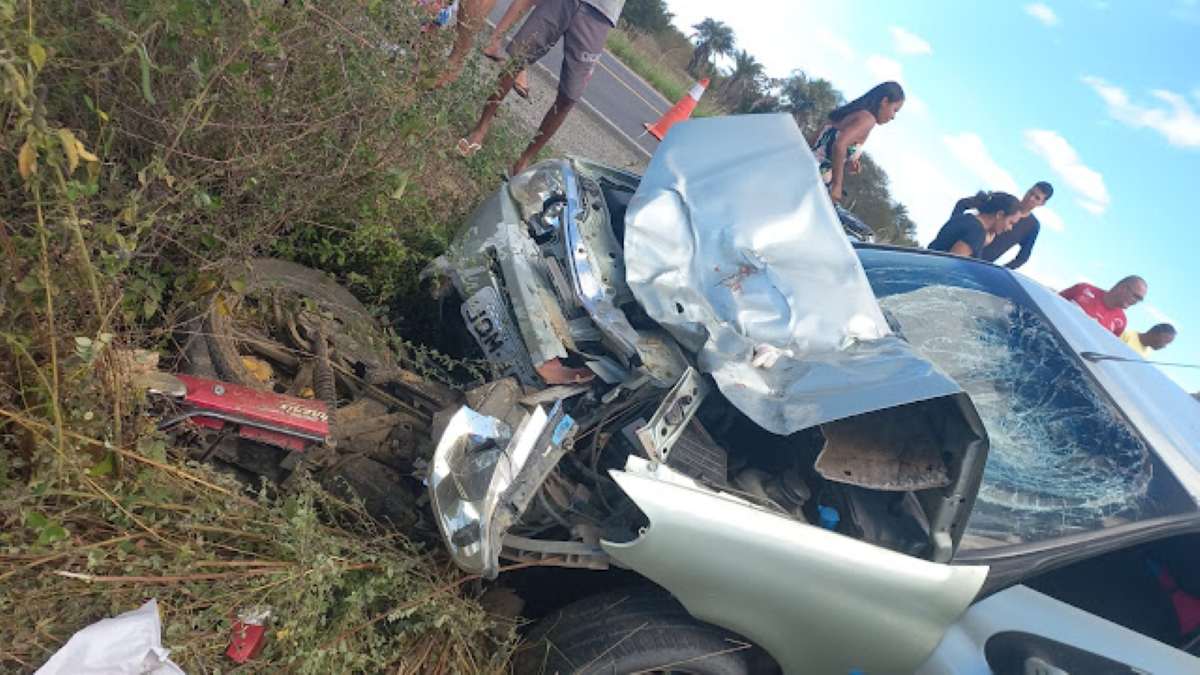 Dois jovens morrem em acidente envolvendo motocicleta e carro na BR-324