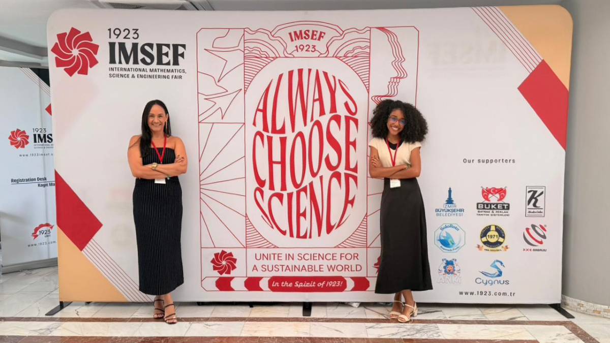 Elisabeth Santana Alves e a professora Mônica Costa