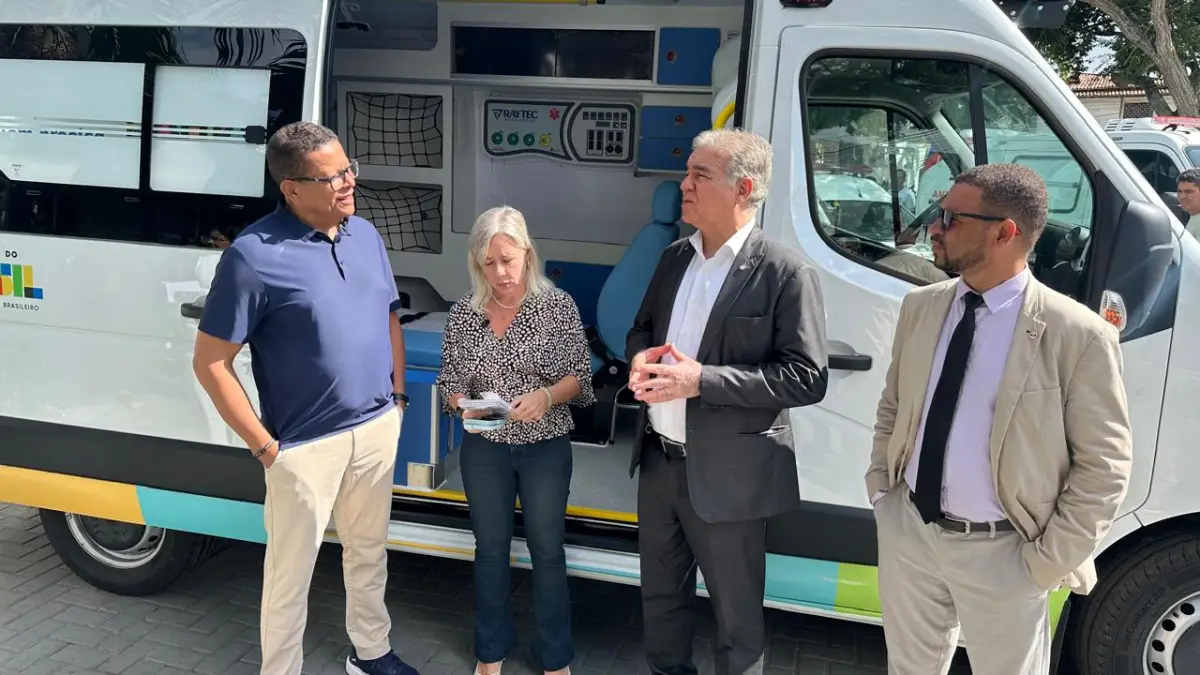 Entrega de ambulância no Hospital da Mulher