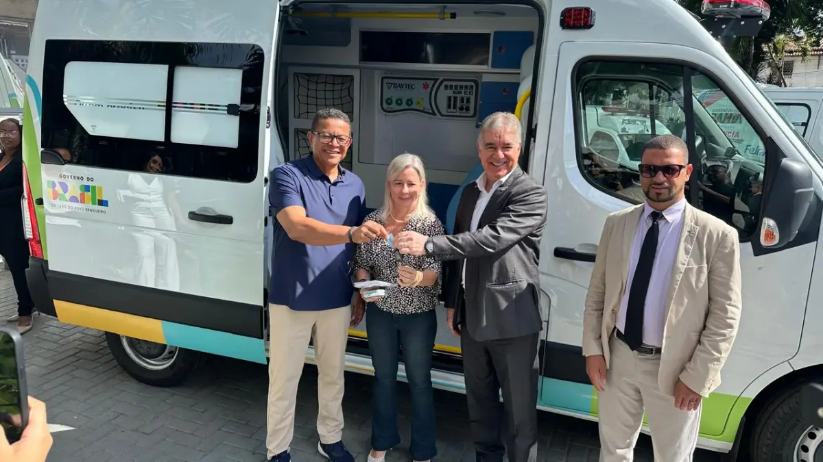 Entrega de ambulância no Hospital da Mulher