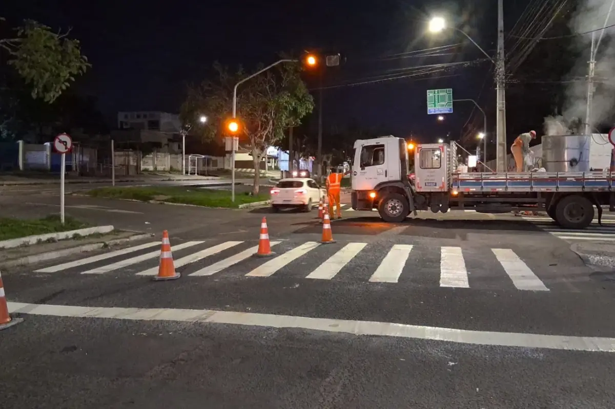SMT intensifica revitalização de faixas de pedestres e sinalização viária em Feira de Santana