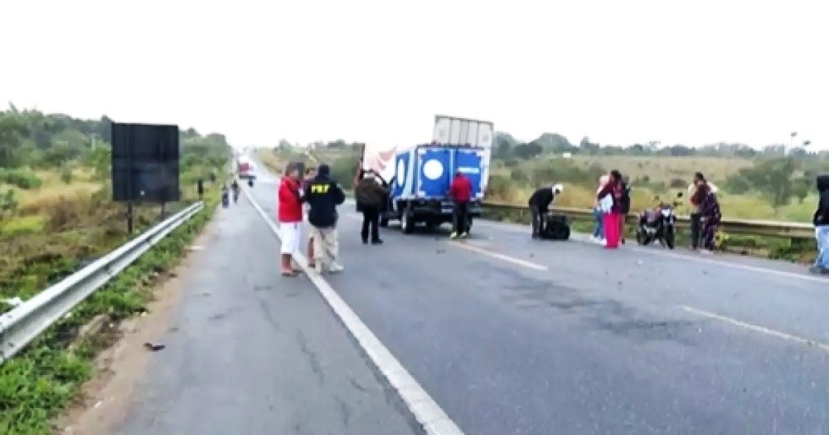 Motoboy morre após colisão com animal e caminhão em anel viário