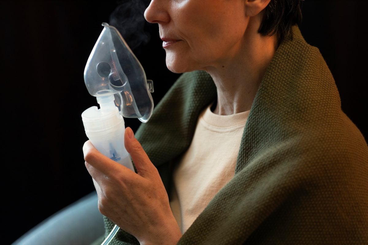 Mulher fazendo nebulização - doenças respiratórias
