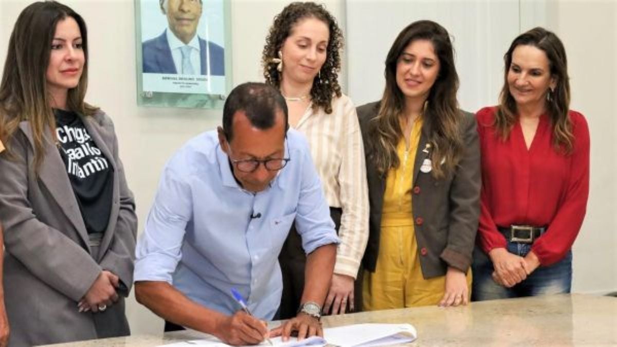 O prefeito de Santo Antônio de Jesus, Genival Deolino Souza, assinou o termo com a procuradora Verena Borges