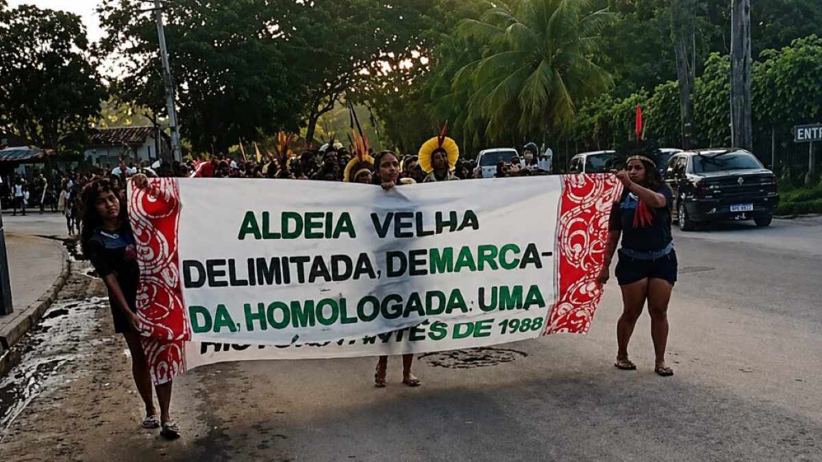Pataxós interditam estrada em Arraial d’Ajuda em protesto contra desocupação da área