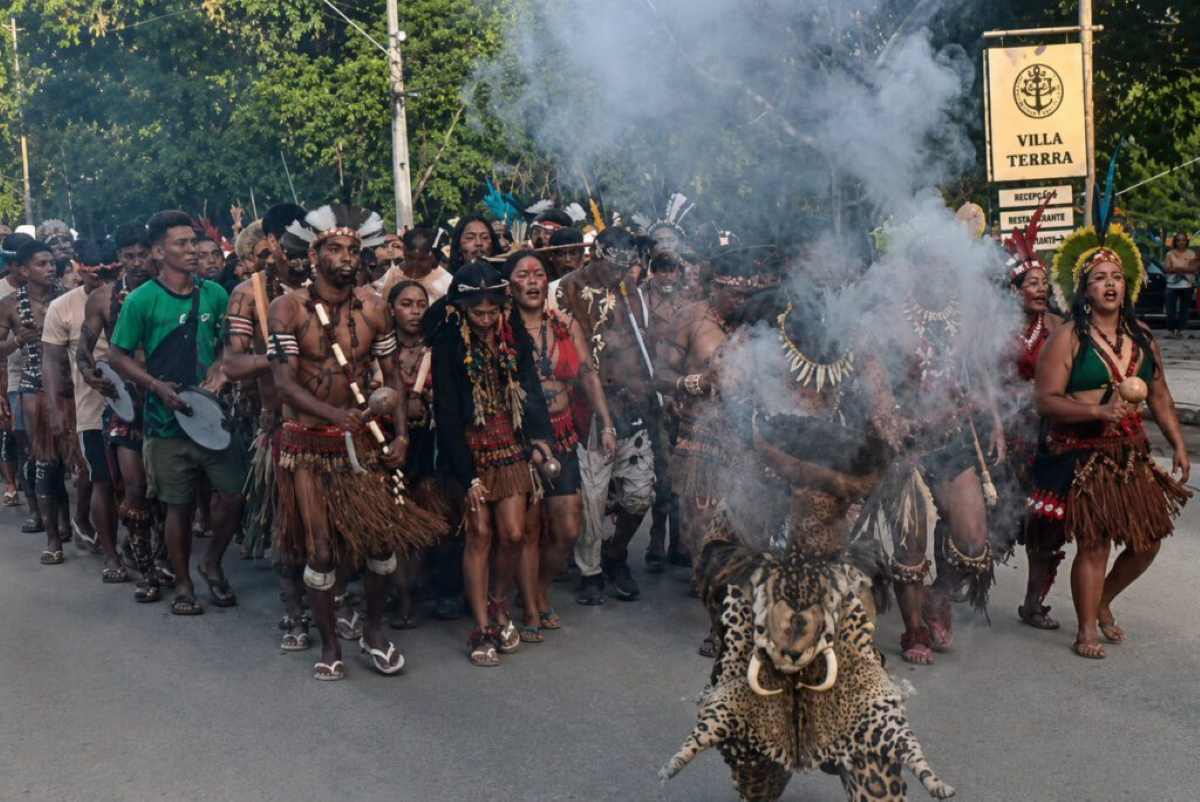Pataxós interditam estrada em Arraial d’Ajuda em protesto contra desocupação da área