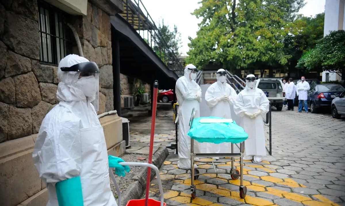 Pessoas com equipamentos de segurança contra ebola