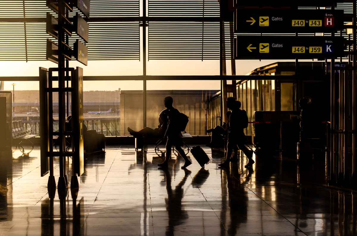 Pessoas em aeroporto - viajantes - viagens