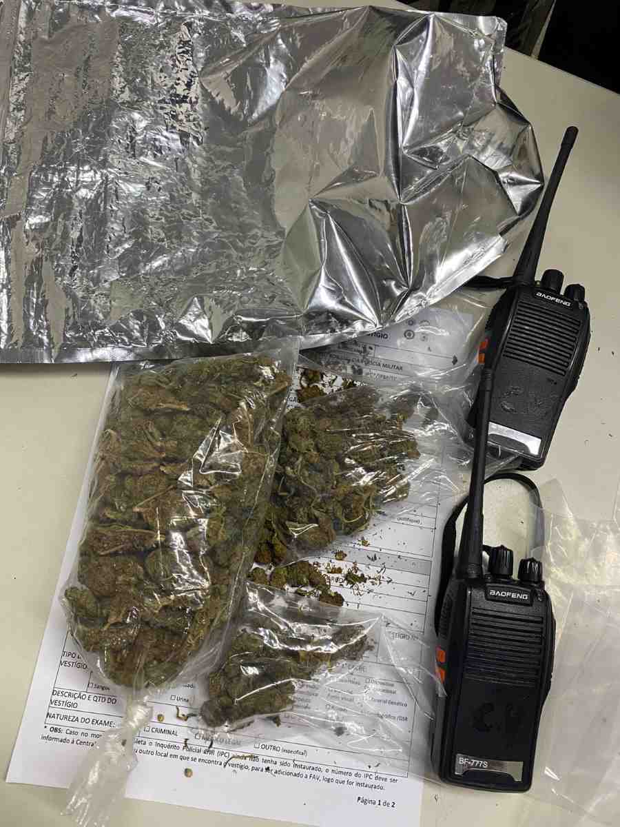 Polícia apreende droga e rádios comunicadores em Salvador