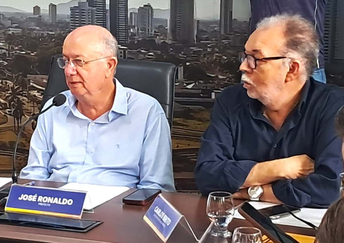 Prefeito José Ronaldo e o secretário municipal de Planejamento, Carlos Brito