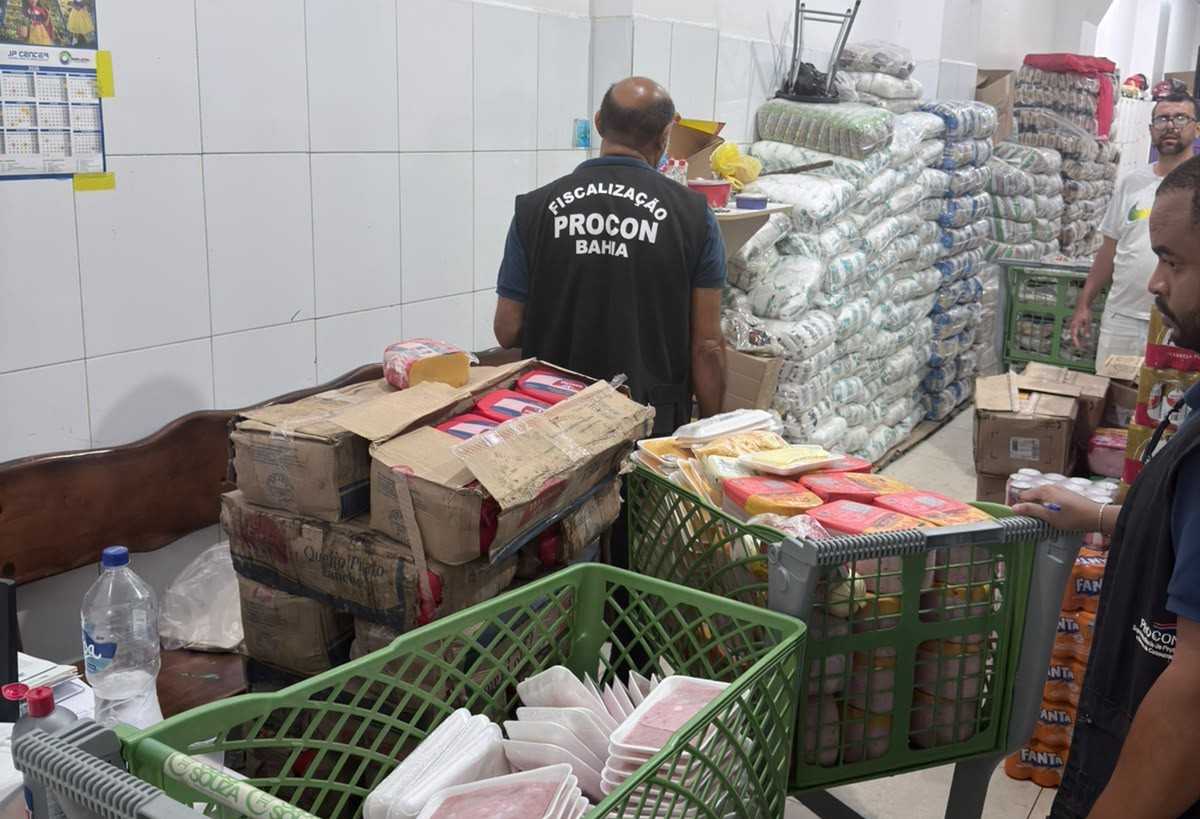 Procon-BA retira mais de uma tonelada de alimentos impróprios para consumo durante ação
