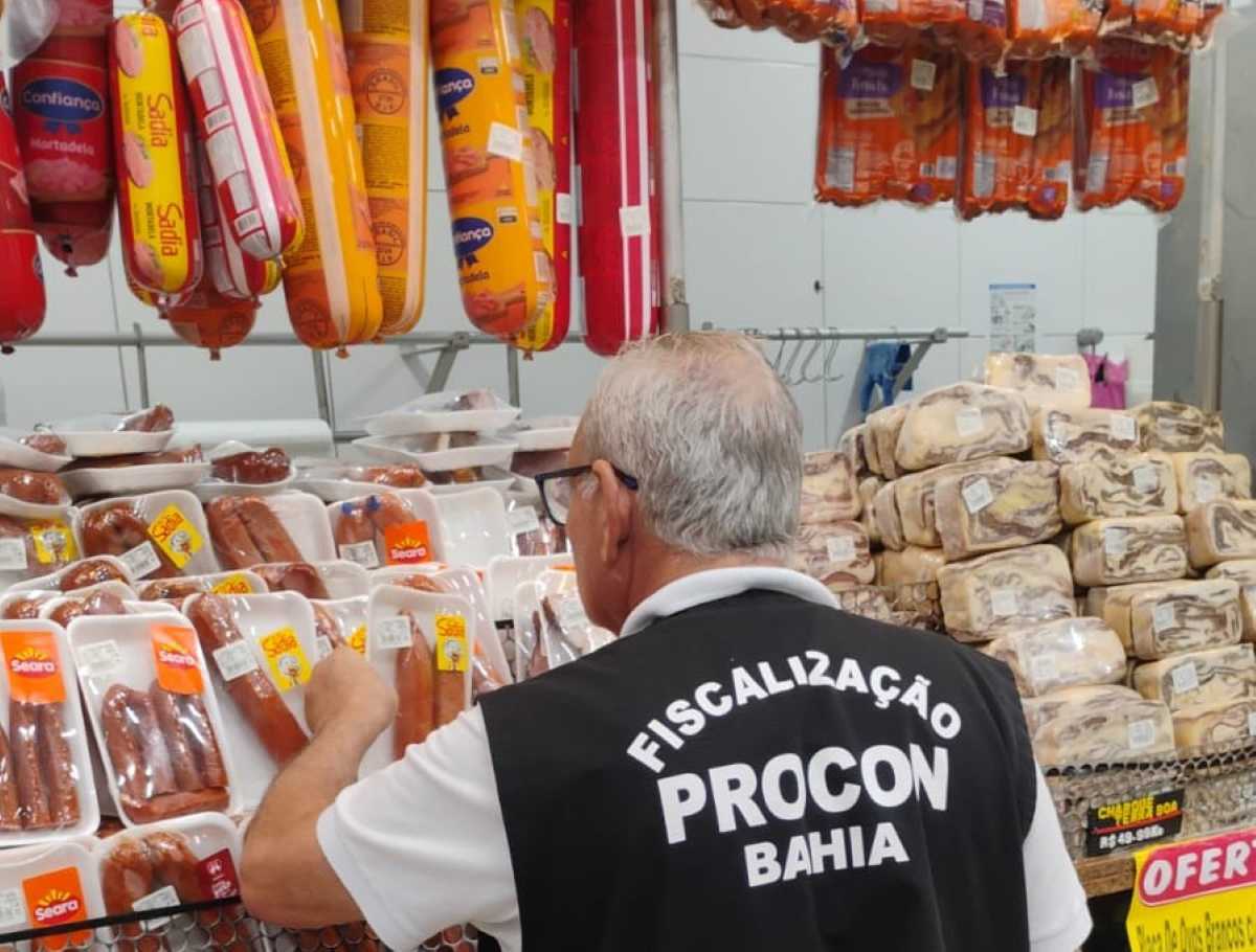 Procon-BA retira mais de uma tonelada de alimentos impróprios para consumo durante ação