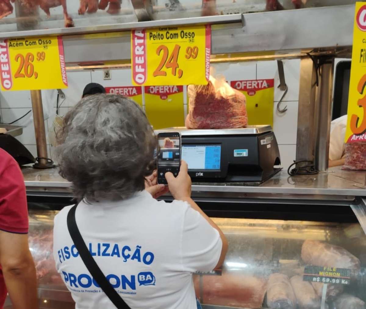 Procon-BA retira mais de uma tonelada de alimentos impróprios para consumo durante ação