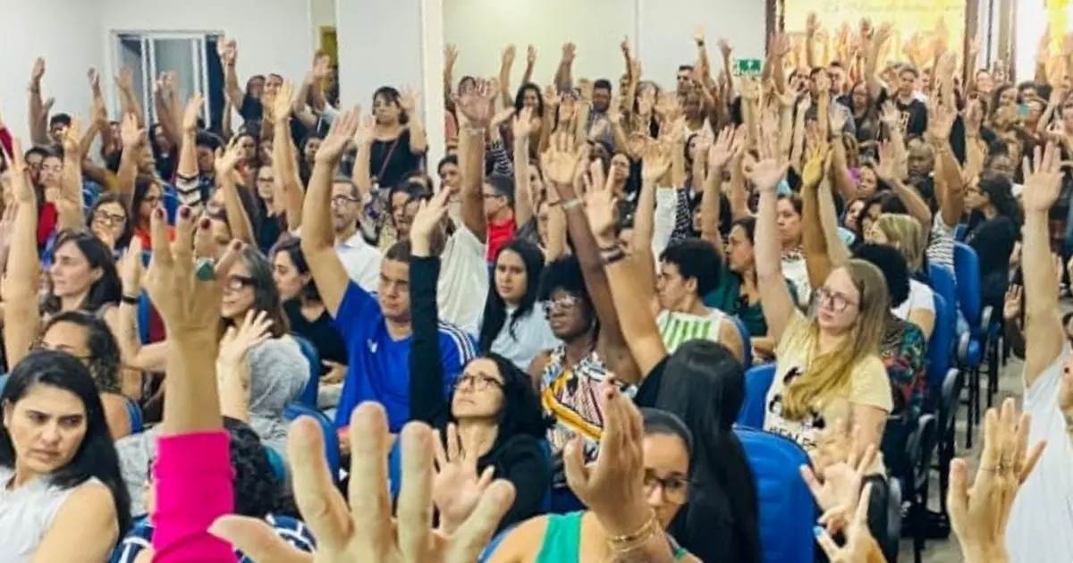 Professores de escolas particulares da Bahia aprovam estado de greve durante assembleia