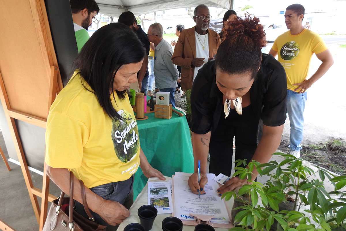 Semana Verde começa com distribuição de mudas e mobiliza moradores em Feira de Santana